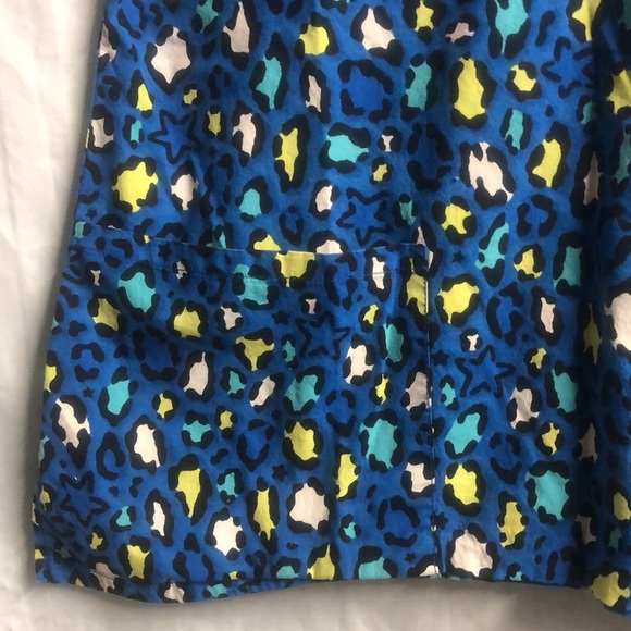 Blue Cheetah leopard star colorful scrub top nurse uniform medium - Picture 4 of 12